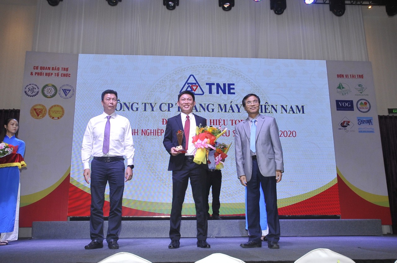 Đại diện Thiên Nam - anh Triệu Hỷ - nhận Cúp Doanh nghiệp Việt Nam tiêu biểu sáng tạo 2020
